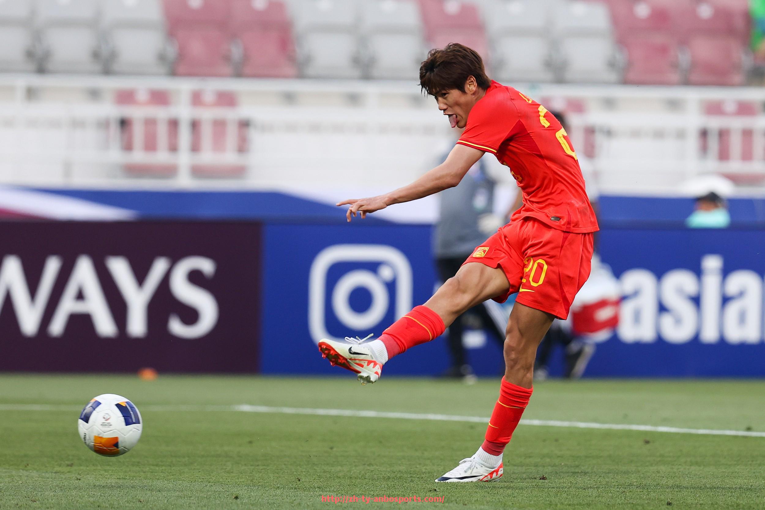 安博体育官网-英超球员佩戴的手臂黑带背后的故事和意义