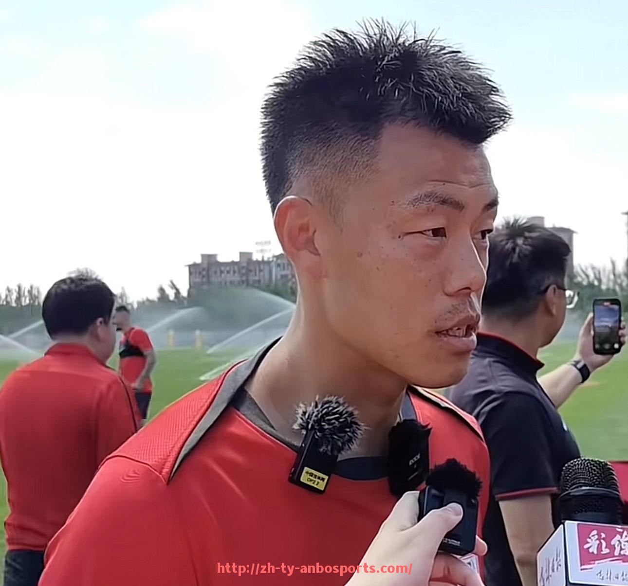 安博体育官网-英超球员佩戴的手臂黑带背后的故事和意义